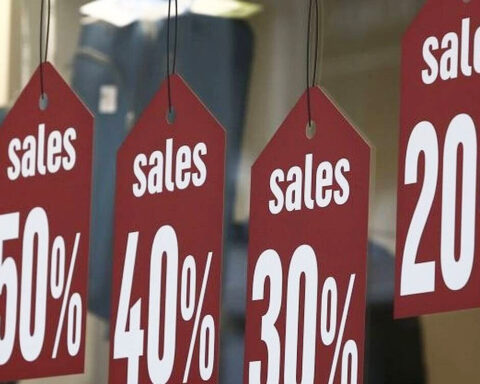 Μέχρι τι ώρα θα μείνουν ανοιχτά τα καταστήματα σήμερα Κυριακή