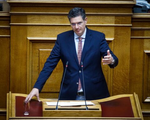 Καλαματιανός κατά Μητσοτάκη: «Αντιθεσμική» η συμπεριφορά του - Δεν ορίζει την προ ημερησίας για τα Τέμπη