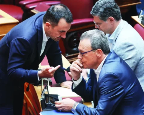 Γάμοι, παζάρια και μεταγραφές στην Αριστερά που ξύνει τον πάτο