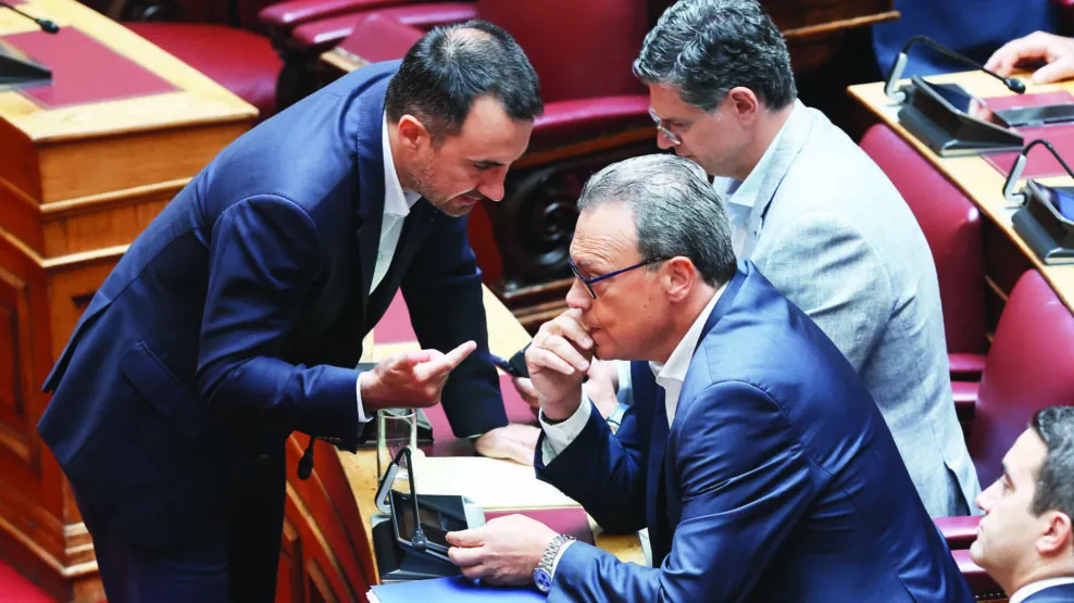 Γάμοι, παζάρια και μεταγραφές στην Αριστερά που ξύνει τον πάτο