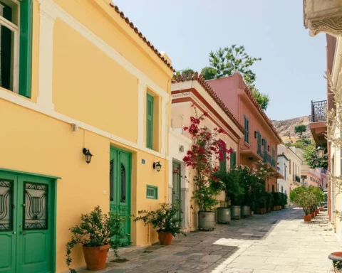 Το ΣτΕ αποφασίζει τη νομιμότητα των Airbnb στην Πλάκα