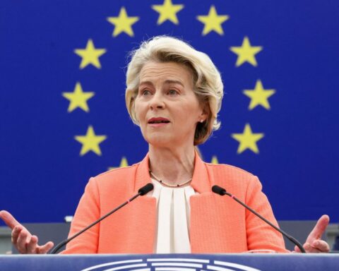 Η Κομισιόν προτείνει αντίμετρα ύψους 25% στους δασμούς των ΗΠΑ