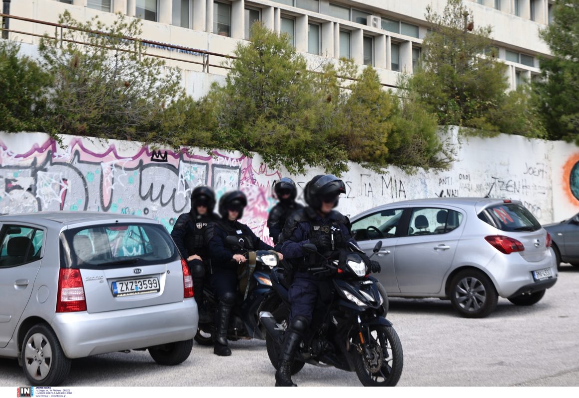 Πολυτεχνειούπολη: Επίθεση κουκουλοφόρων σε αστικό λεωφορείο εντός του ιδρύματος