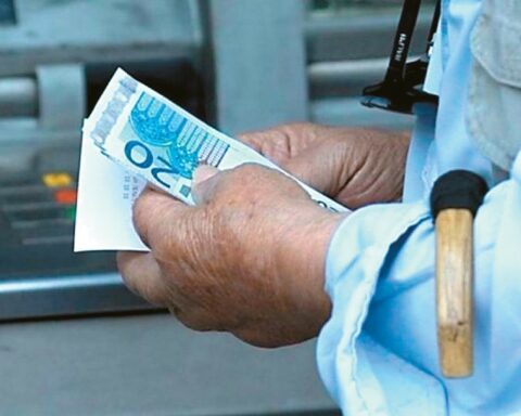 Μισθοί συντάξεις αυξήσεις