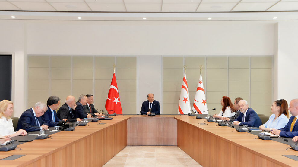 Η Πωλίνα Λάμψα με τον ηγέτη του ψευδοκράτους, Ερσίν Τατάρ