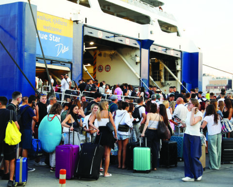 Μαζική έξοδος των αδειούχων από ξηρά και θάλασσα
