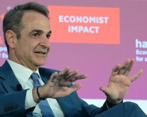 Μητσοτάκης «Economist» αυξήσεις μισθών