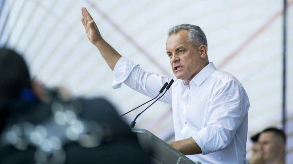 Τσέπωσε 1 δισ. δολάρια και κρυβόταν στη Βούλα