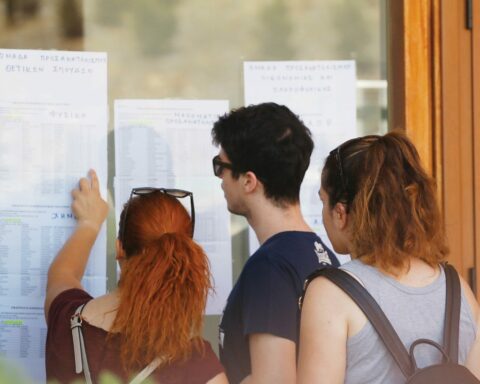 βάσεις εισαγωγής πανεπιστήμια