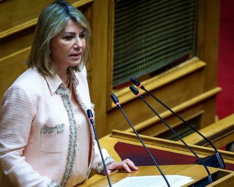 Δημοσιογραφος Ζέττα Μακρή