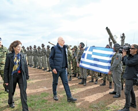 αυξήσεισ ένοπλεσ δυνάμεισ, αυξήσεισ στρατιωτικών