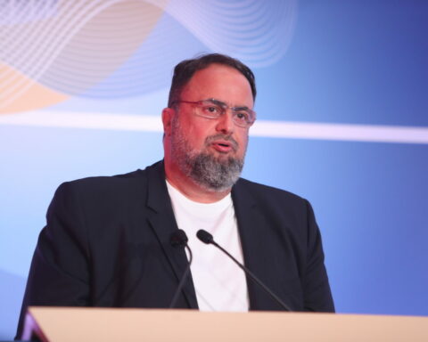 Μαρινάκης: Να διαλυθεί ο σκιώδης στόλος της Ρωσίας, είναι απειλή για τη ναυτιλία