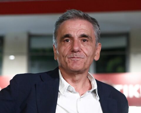 «Βολές» Τσακαλώτου
