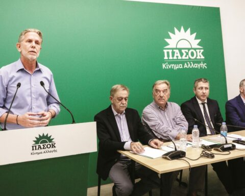 ΠΑΥΛΟΣ ΓΕΡΟΥΛΑΝΟΣ ΠΑΣΟΚ ΜΑΥΡΗ ΒΙΒΛΟΣ