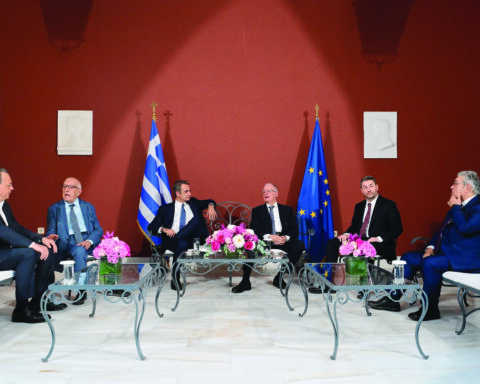 Κόμματα σε αποσύνθεση, αντέχει η συνοχή της ΝΔ