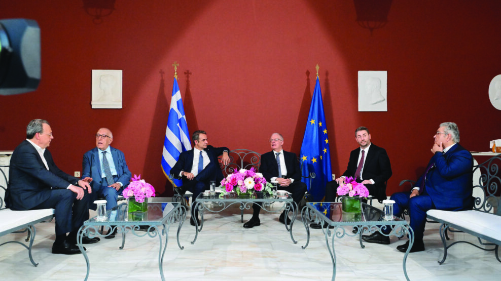 Κόμματα σε αποσύνθεση, αντέχει η συνοχή της ΝΔ