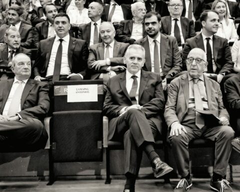 ΜΗΤΣΟΤΑΚΗΣ ΚΑΡΑΜΑΝΛΗΣ ΑΠΟΥΣΙΑ ΣΑΜΑΡΑ