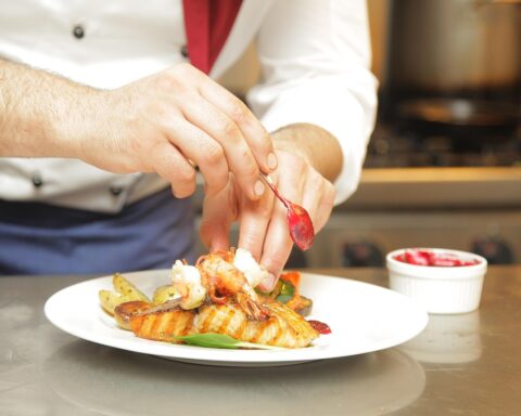 Χειροπέδες σε γνωστό σεφ για φοροδιαφυγή