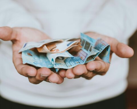 Όφελος έως 560 ευρώ στους μισθούς το 2026