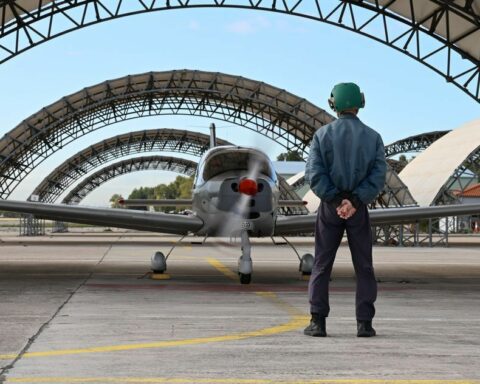 Πτήσεις μαθητών με εκπαιδευτικά αεροσκάφη της Πολεμικής Αεροπορίας