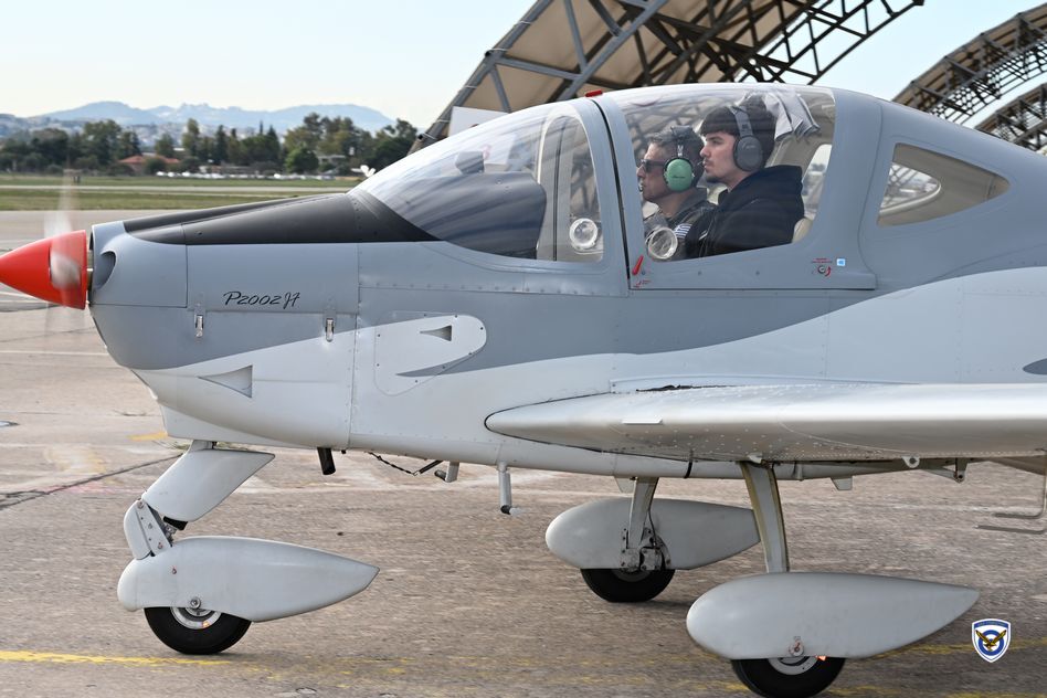 Πτήσεις μαθητών με εκπαιδευτικά αεροσκάφη της Πολεμικής Αεροπορίας