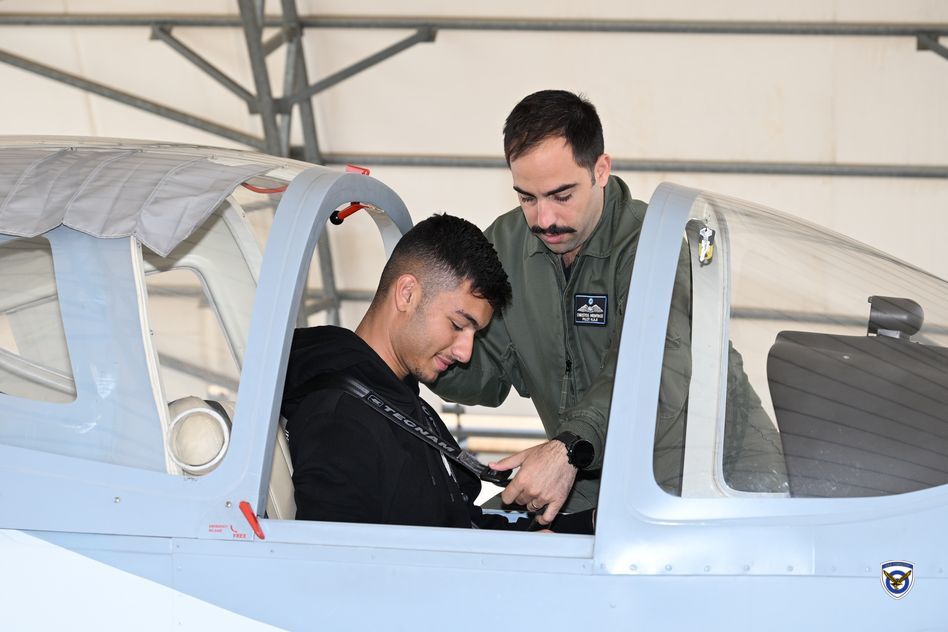 Πτήσεις μαθητών με εκπαιδευτικά αεροσκάφη της Πολεμικής Αεροπορίας