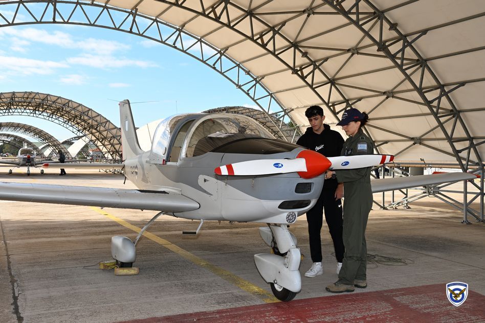Πτήσεις μαθητών με εκπαιδευτικά αεροσκάφη της Πολεμικής Αεροπορίας