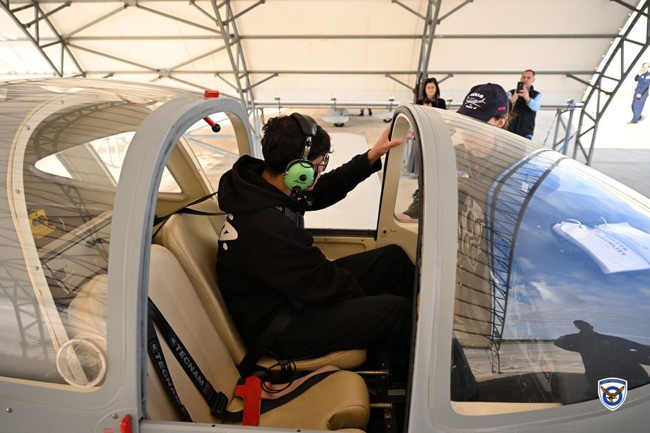 Πτήσεις μαθητών με εκπαιδευτικά αεροσκάφη της Πολεμικής Αεροπορίας