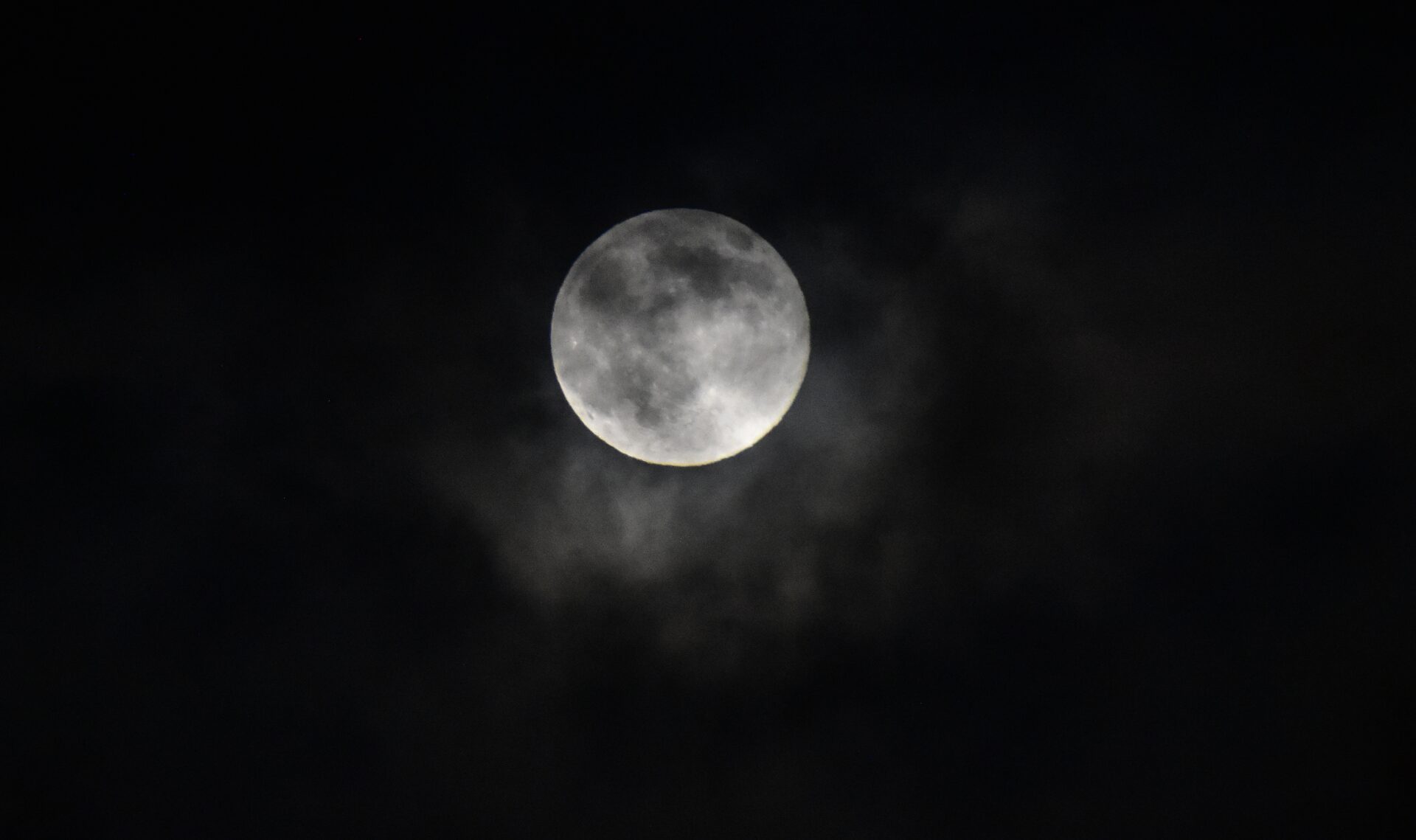 Εντυπωσιακές εικόνες από την μεγαλύτερη πανσέληνο της χρονιάς, φεγγάρι του Κάστορα, πανσέληνος Νοεμβρίου 2025