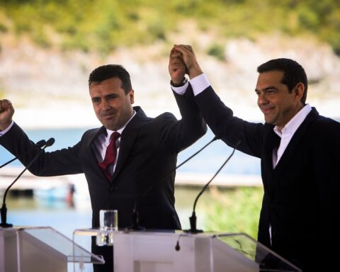 Όσα λέει ο Τσίπρας για τη Συμφωνία των Πρεσπών στο βιβλίο του