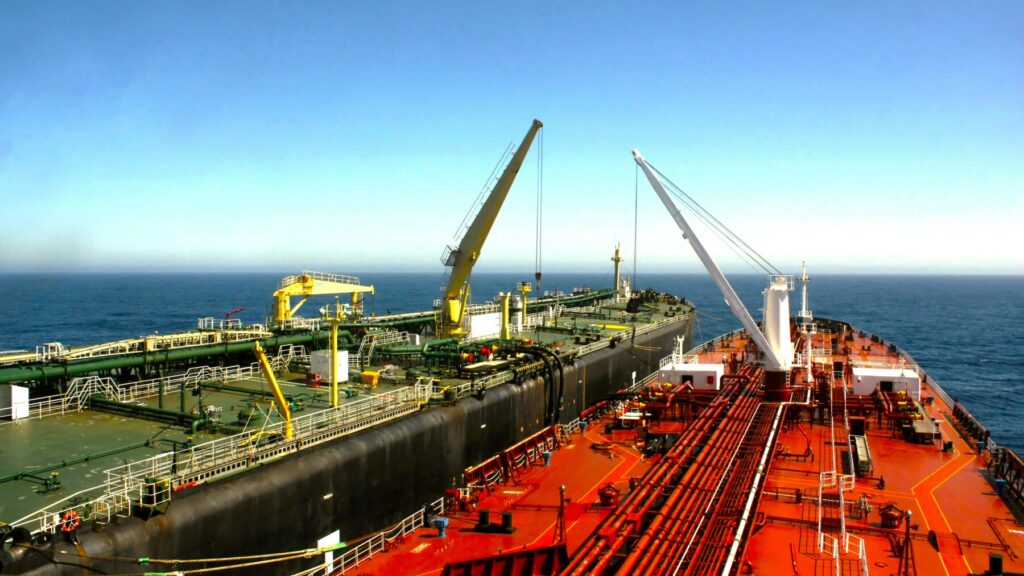 Στιγμιότυπο μεταφοράς καυσίμων από πλοίο σε πλοίο στη θάλασσα για την αποφυγή των κυρώσεων στα ρωσικά καύσιμα.