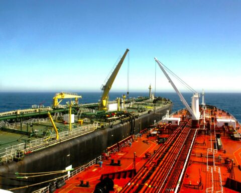 Στιγμιότυπο μεταφοράς καυσίμων από πλοίο σε πλοίο στη θάλασσα για την αποφυγή των κυρώσεων στα ρωσικά καύσιμα.