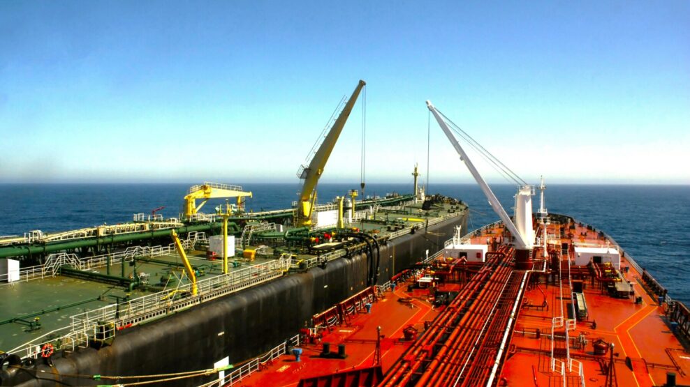 Στιγμιότυπο μεταφοράς καυσίμων από πλοίο σε πλοίο στη θάλασσα για την αποφυγή των κυρώσεων στα ρωσικά καύσιμα.