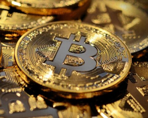 «Λυγίζει» το bitcoin,