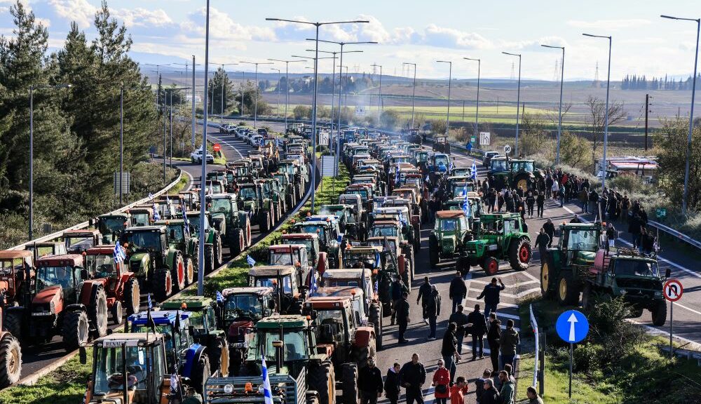 Παραλύει η χώρα