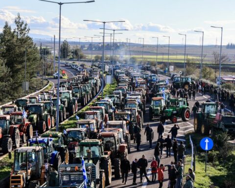 Παραλύει η χώρα