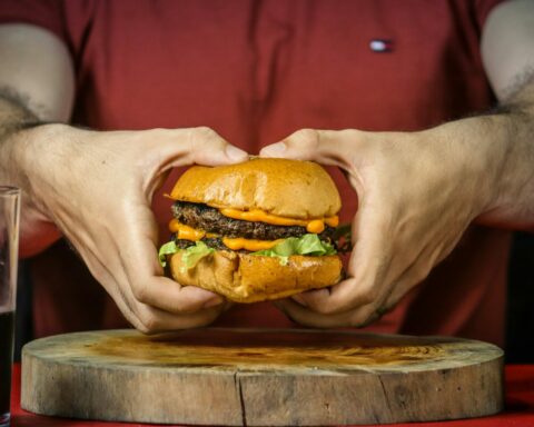 Το challenge με το μπέργκερ που έστειλε τον 22χρονο στη ΜΕΘ