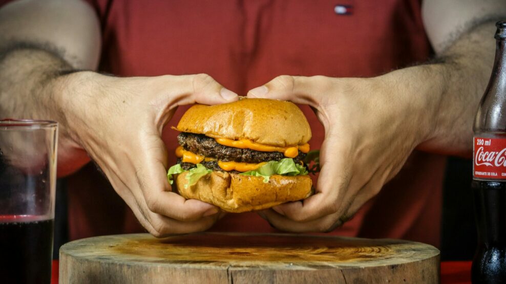 Το challenge με το μπέργκερ που έστειλε τον 22χρονο στη ΜΕΘ