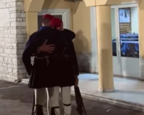 Viral βίντεο: Εύζωνας αποχαιρετά με δάκρυα στην τελευταία του αλλαγή