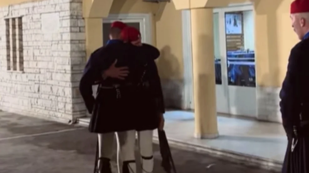 Viral βίντεο: Εύζωνας αποχαιρετά με δάκρυα στην τελευταία του αλλαγή