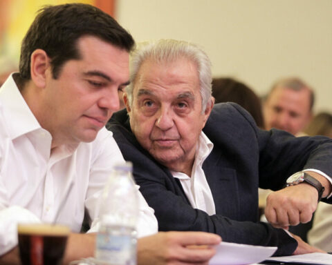 Ο Αλέξης Τσίπρας θα εκφωνήσει τον επικήδειο στην κηδεία του Αλέκου Φλαμπουράρη