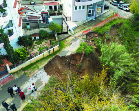 Τρόμος από την καθίζηση 10 μέτρων σε πολυκατοικία στον Άγιο Δημήτριο