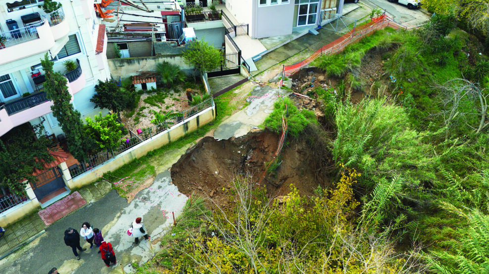 Τρόμος από την καθίζηση 10 μέτρων σε πολυκατοικία στον Άγιο Δημήτριο