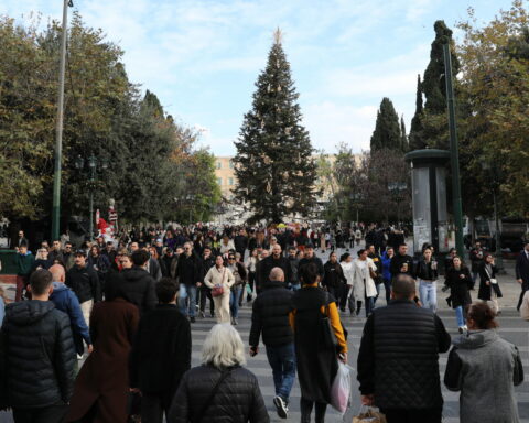 Εορταστικό ωράριο: Ανοιχτά την Κυριακή εμπορικά καταστήματα και τα σούπερ μάρκετ
