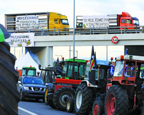 ΑΓΡΟΤΕΣ ΜΠΛΟΚΑ