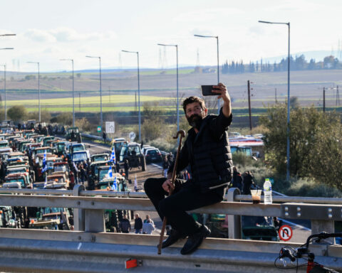 ΜΠΛΟΚΟ ,ΑΓΡΟΤΕΣ