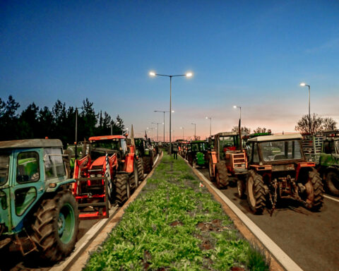 ΑΓΡΟΤΕΣ ΚΙΝΗΤΟΠΟΙΗΣΕΙΣ ΜΠΛΟΚΟ