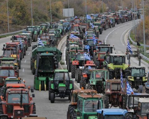 Ανυποχώρητοι στα μπλόκα οι αγρότες