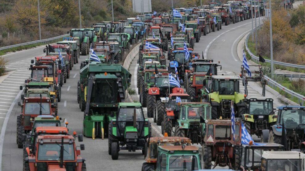 Ανυποχώρητοι στα μπλόκα οι αγρότες