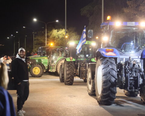 Οι αγρότες αποφασίζουν στα μπλόκα για τη συνέχεια των κινητοποιήσεων
